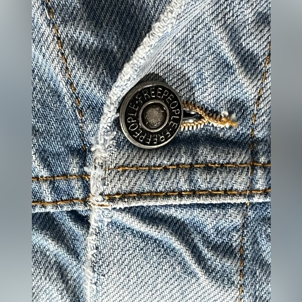 We The Free People Light Wash Blue Distressed Raw Hem Cropped Denim Jacket Med - Picture 4 of 9